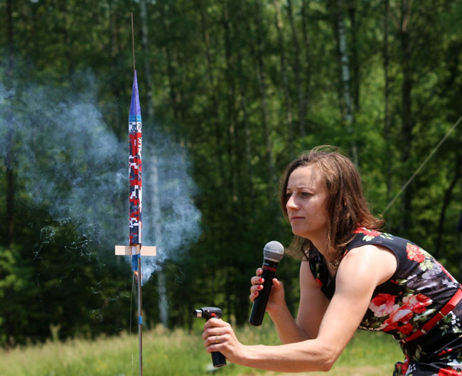 Córka Agata odpala rakietkę, która uniosła w górę wstęgę na znak otwarcia OAKJ  