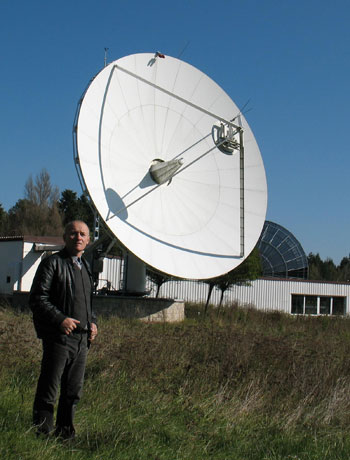 W Centrum Usług Satelitarnych w Psarach w przeddzień rozbiórki anteny dla rzepiennickiego obserwatorium astronomicznego.