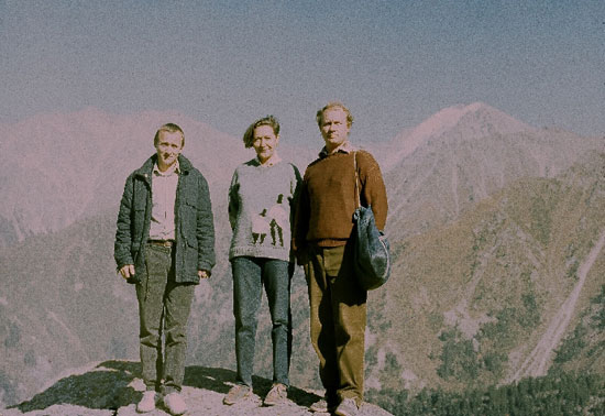 W górach Tienszan koło Ałma Aty w drodze do wysokogórskiego
         Obserwatorium Astrofizycznego Kazachskiej Akademii Nauk w
         towarzystwie tamtejszych astronomów (1989 rok).